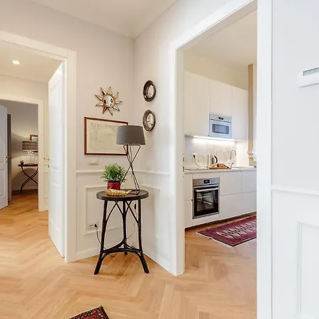 Graziella, Luxury 2 Bedrooms, Terrace And Private Parking Downtown Apartment Lucca